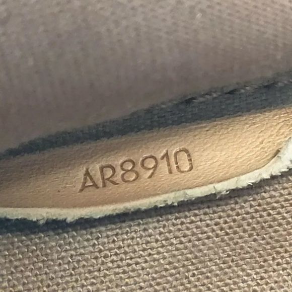 LOUIS VUITTON Authentic
Monogram Saumur 35 Handbag - Picture 8 of 11